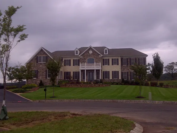 18 Holme Ct, Newtown, PA 18940