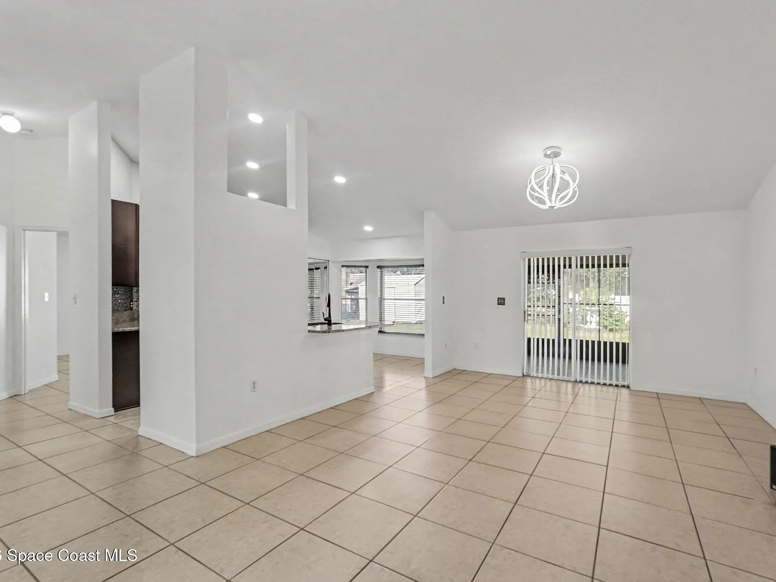 3 bed, 2.0 bath, 1355 sqft, $2,300 — Photo 4