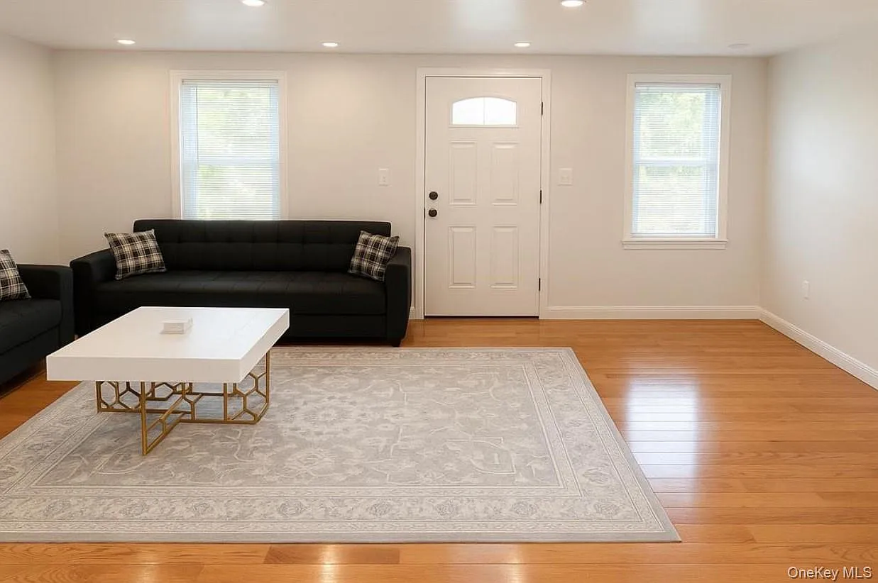 3 bed, 2.0 bath, 1835 sqft, $3,000 — Photo 3