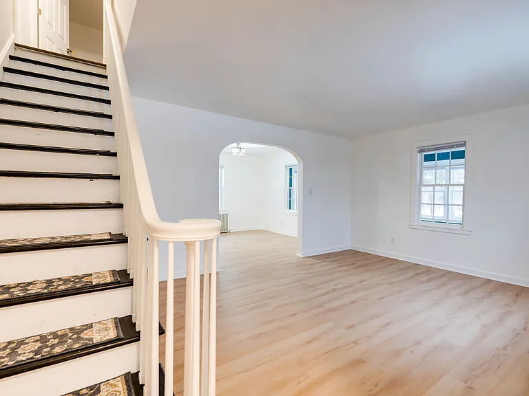6 Lawrence Ave — Photo 8