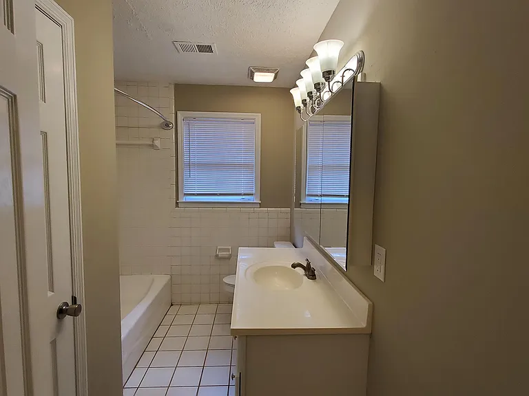 180 N Burson Ave — Photo 28
