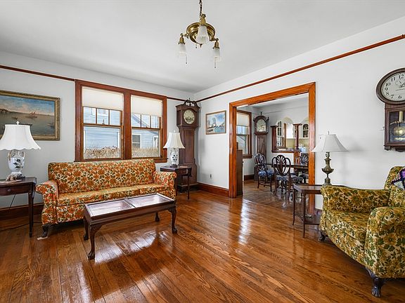 4th image of 65 Louis St
