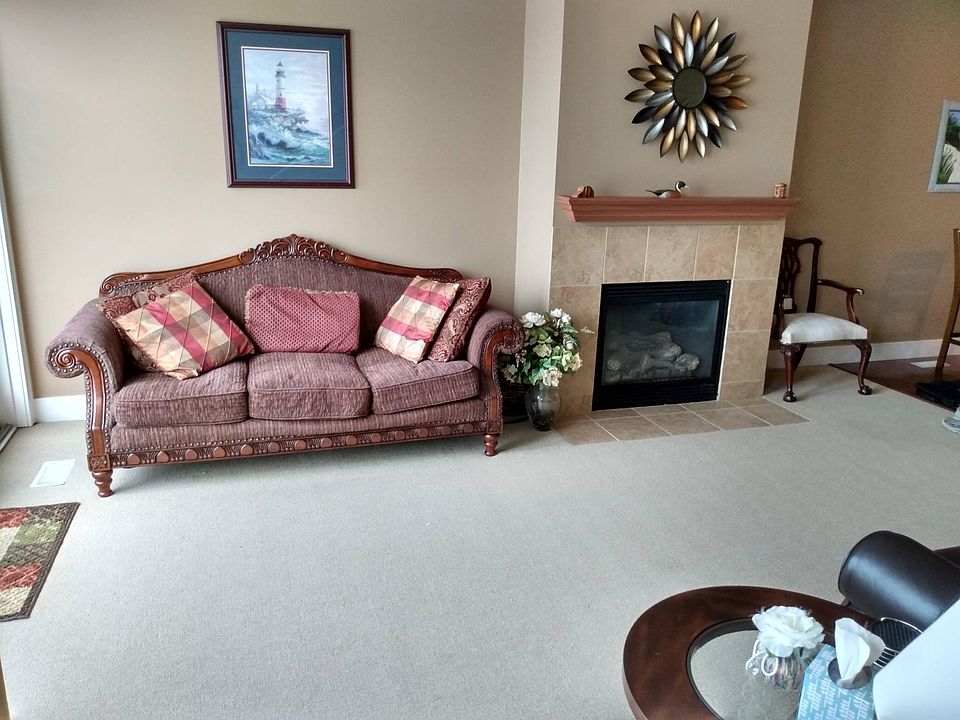 2nd floor living room, gas fireplace