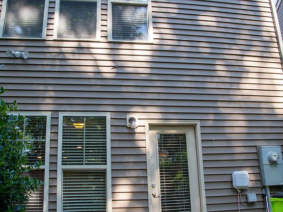 4th image of 122 Tuftin Dr #1