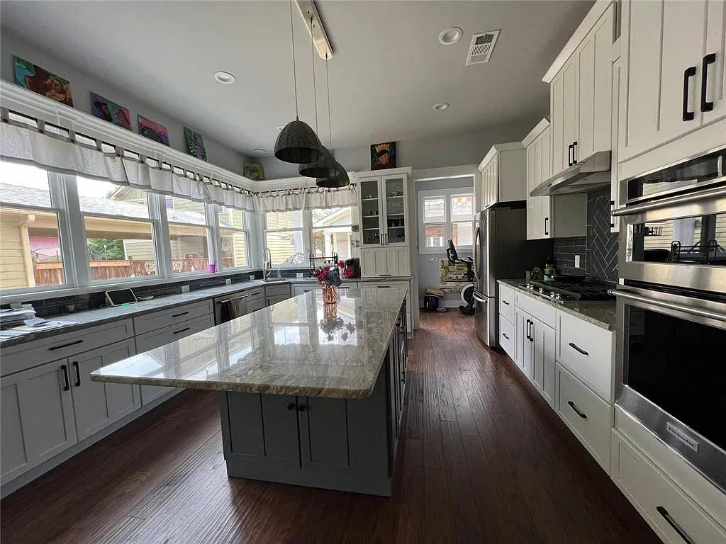 2 bed, 2.5 bath, 1860 sqft, $2,800 — Photo 4