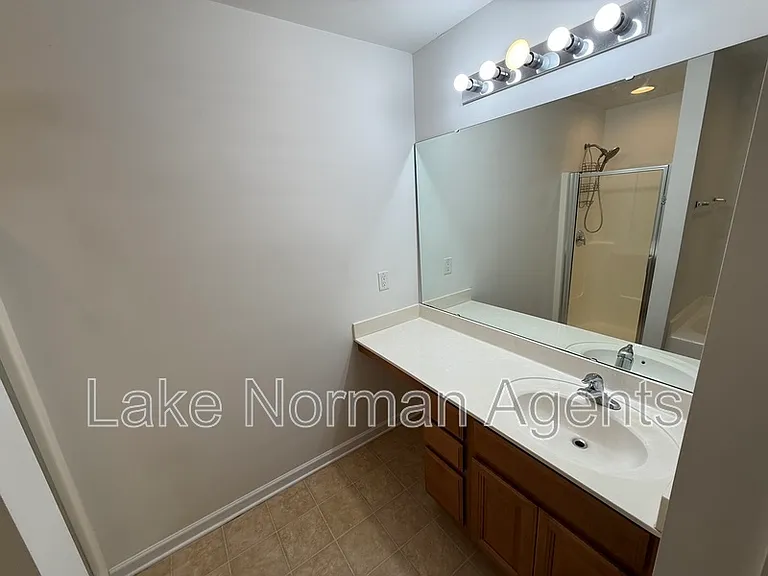 15622 Troubadour Ln — Photo 23