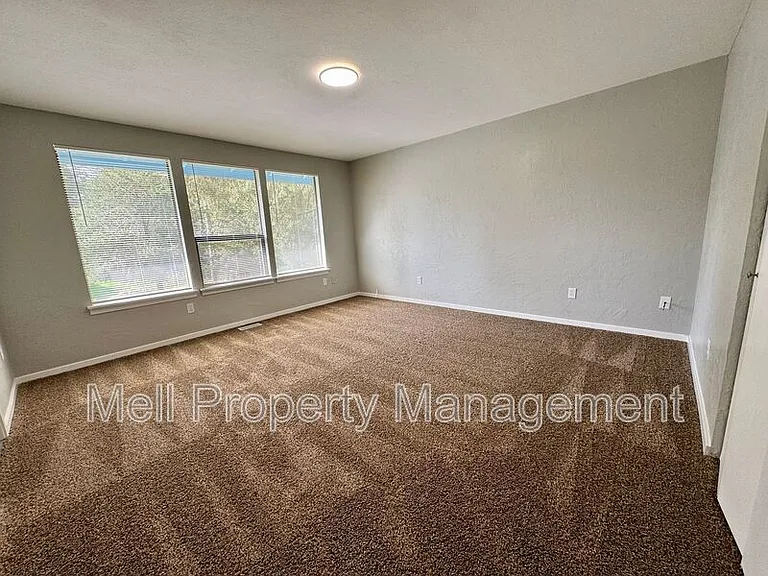 526 Holly Ln — Photo 9