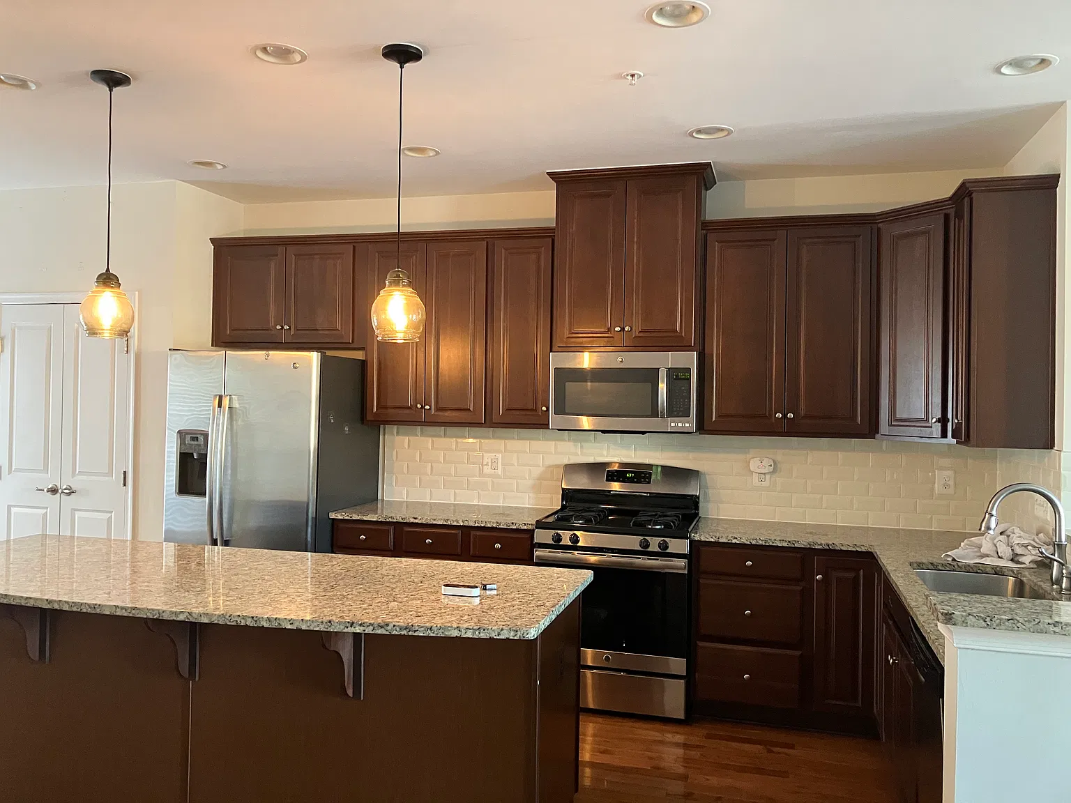 4 bed, 2136 sqft, $3,300 — Photo 3