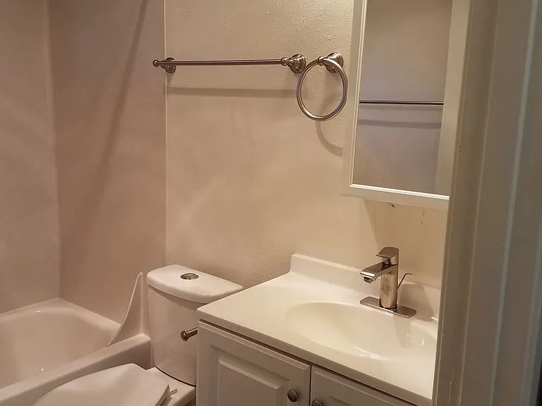 Hawthorne Villa Apartments — Photo 15