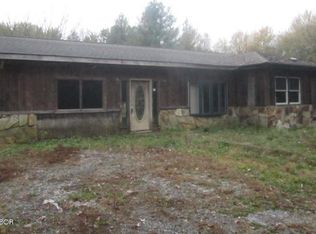 440 W Saddle Club Rd, Bonnie, IL 62816