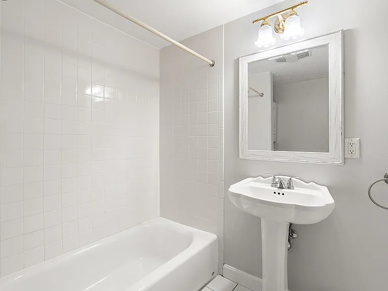 218 W 7th St #2 — Photo 21