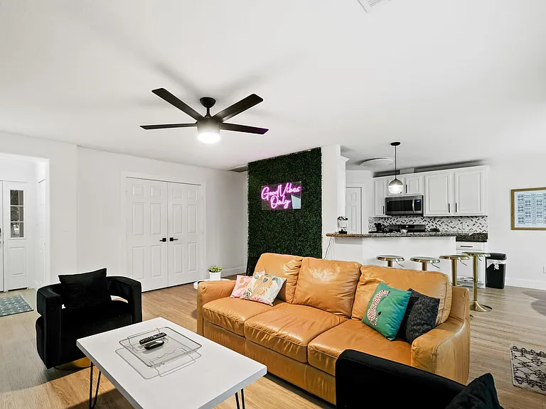 1504 W 43rd St — Photo 19