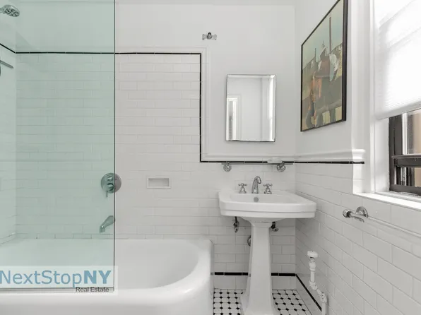 333 East 53rd Street image 6 of 11