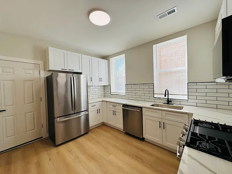 833 W 35th Pl #1R — Photo 15