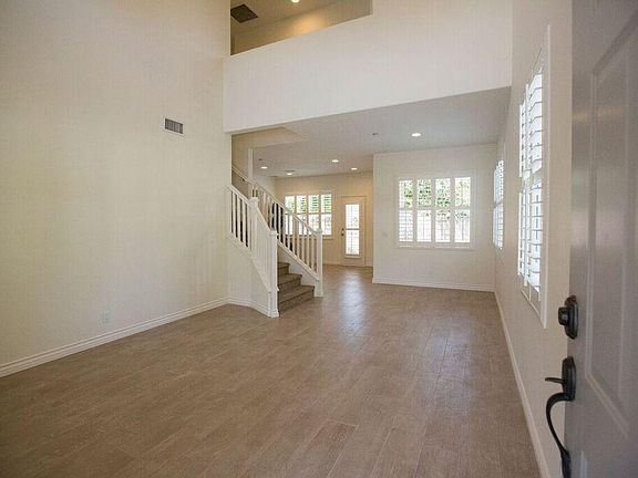 Entry/Living room