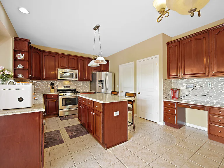 1044 Oakhill Dr — Photo 9