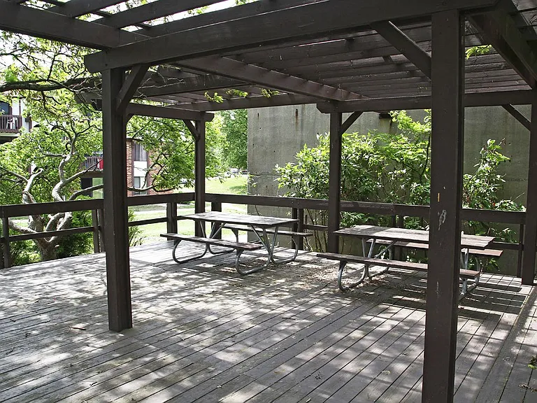 Fairlane Apartments — Photo 33