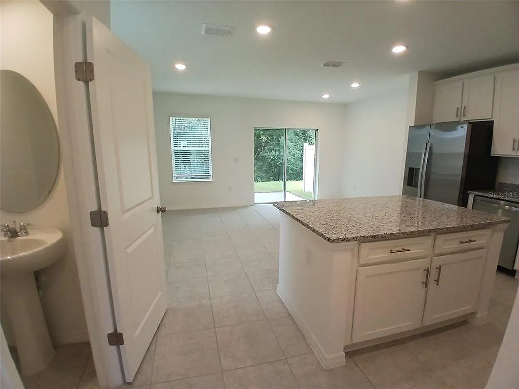 3 bed, 2.5 bath, 1300 sqft, $2,000 — Photo 3