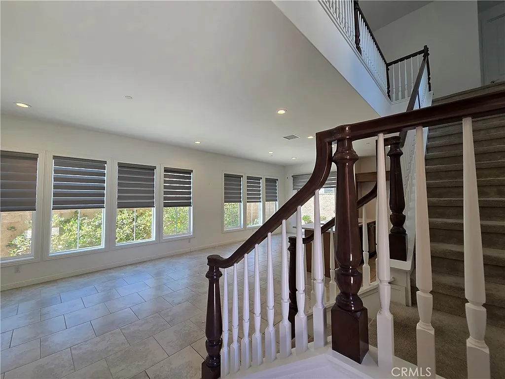 5 bed, 2365 sqft, $5,950 — Photo 2