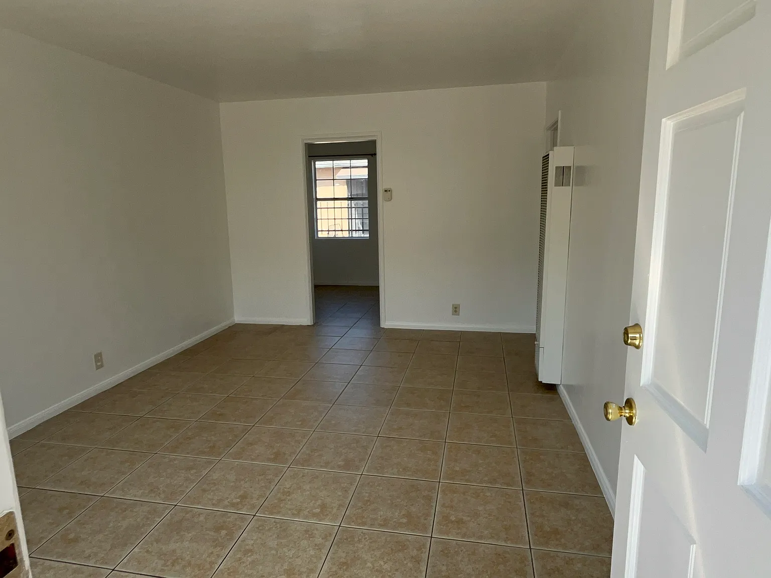 337 W Magnolia St — Photo 2