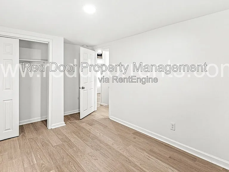1037 W 30th St — Photo 16