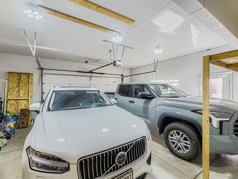 2.5 CAR ATTACHED GARAGE