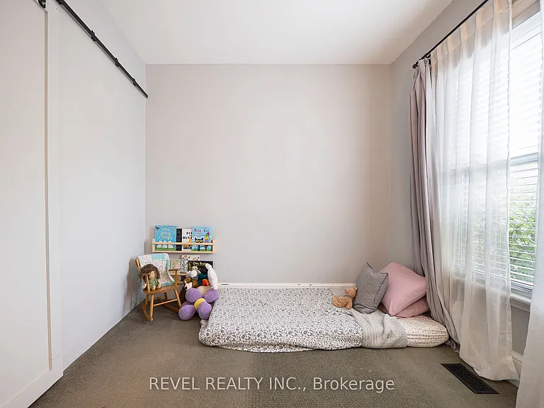 22 Lawrence St — Photo 11