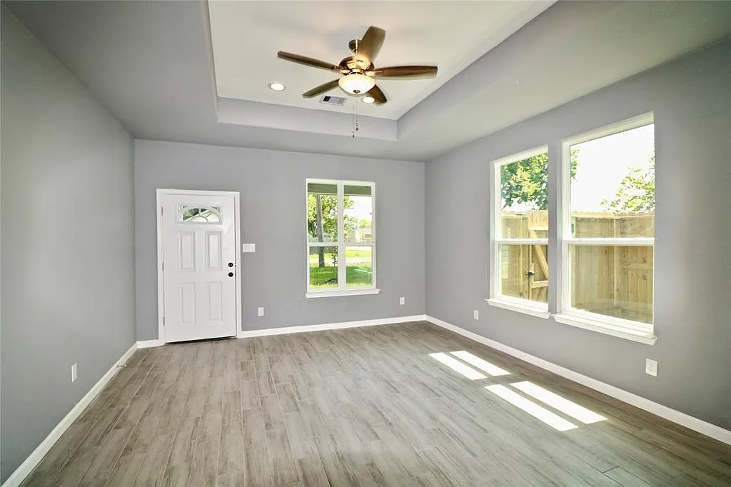 4 bed, 2.0 bath, 1612 sqft, $2,070 — Photo 3