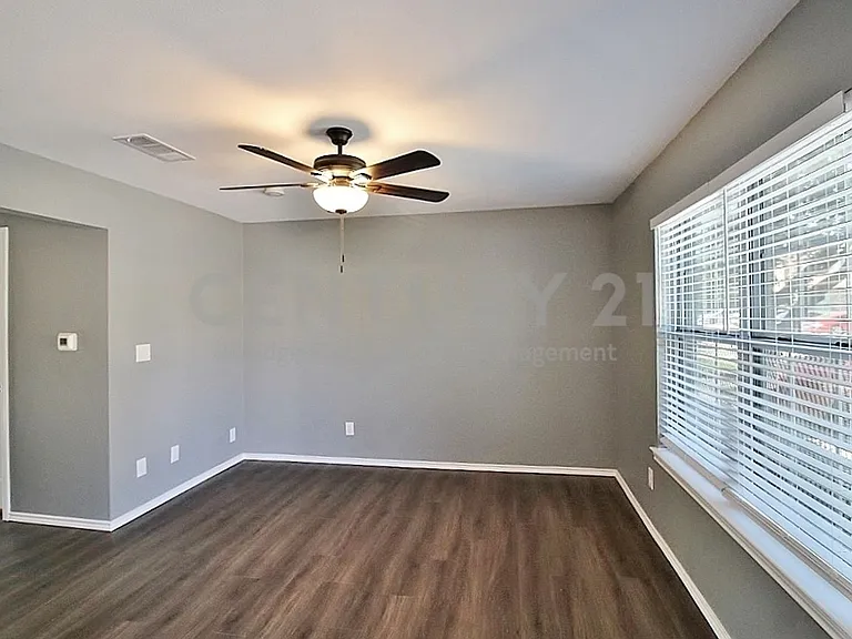 921 Cedar Ter — Photo 2