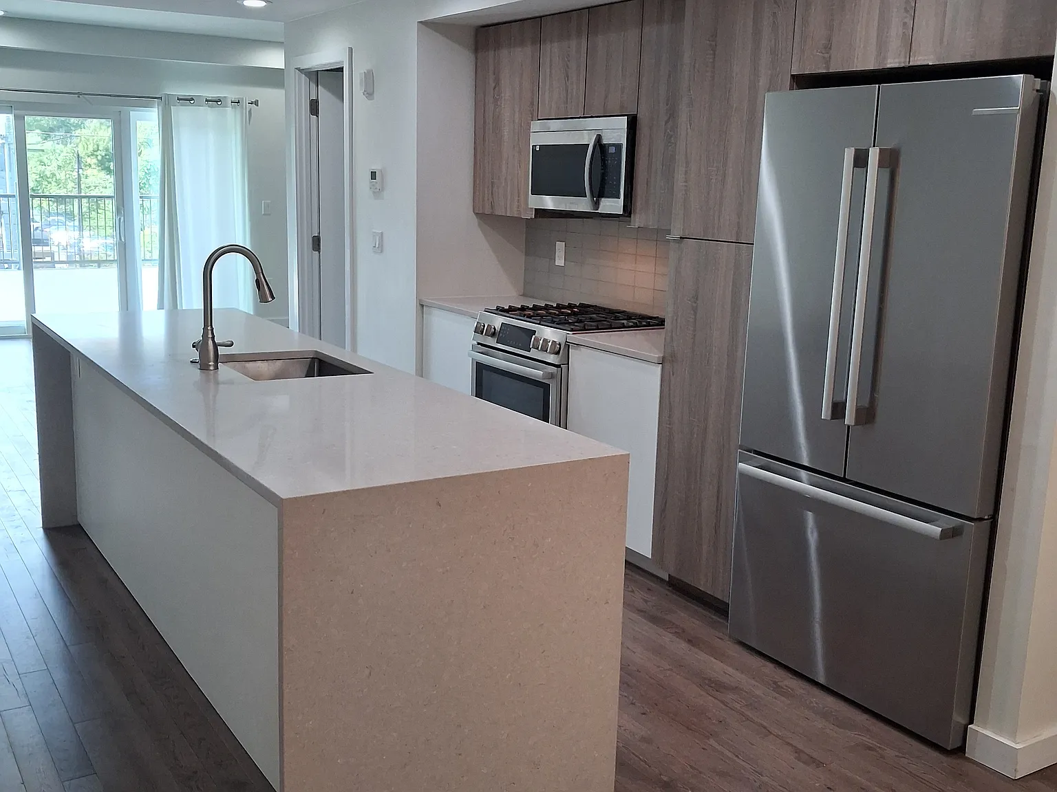 3 bed, 2.5 bath, 1861 sqft, $4,200 — Photo 4