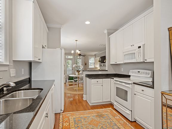 4th image of 621 Highpark Ln