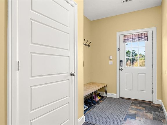 3rd image of 10 Emily Ln