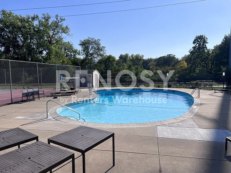 1304 W Medicine Lake Dr #118 — Photo 31
