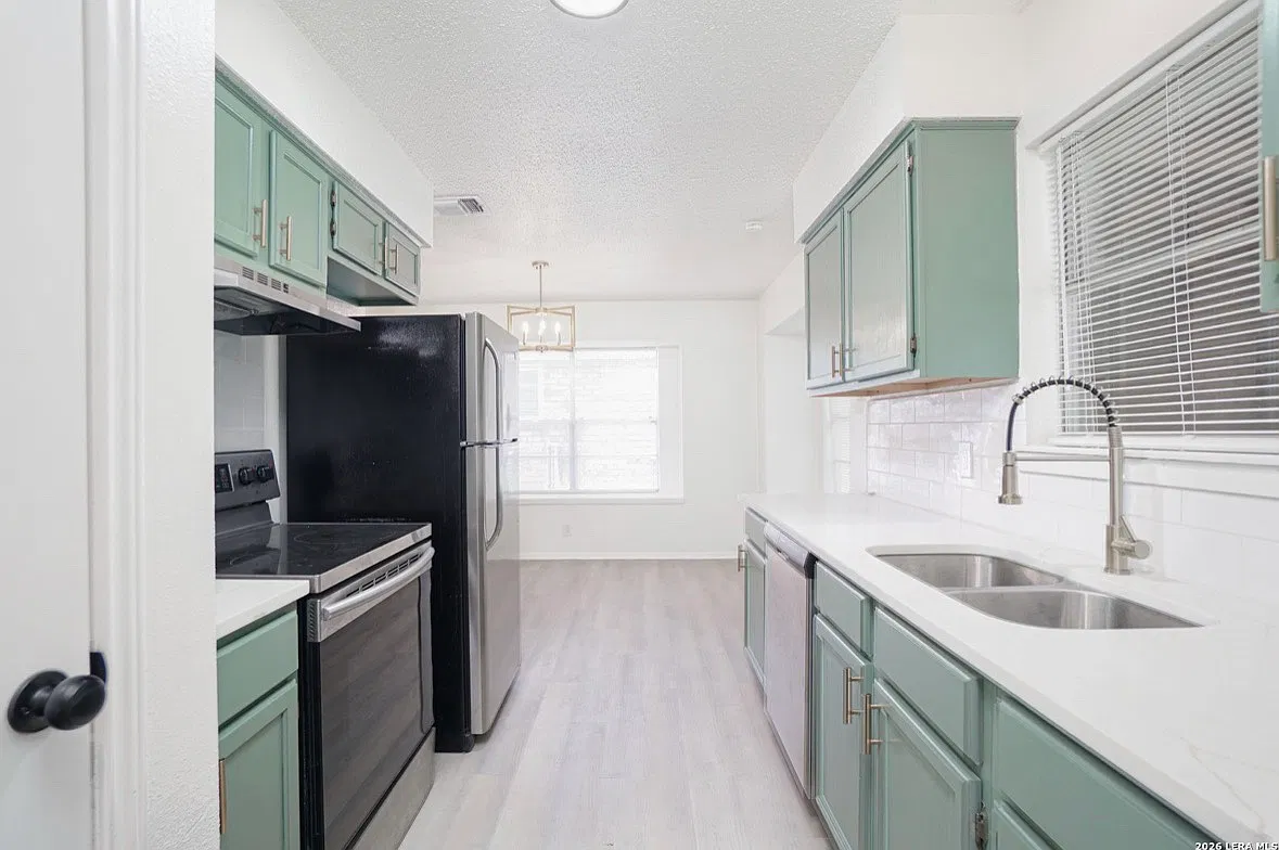 3 bed, 1299 sqft, $2,000 — Photo 2