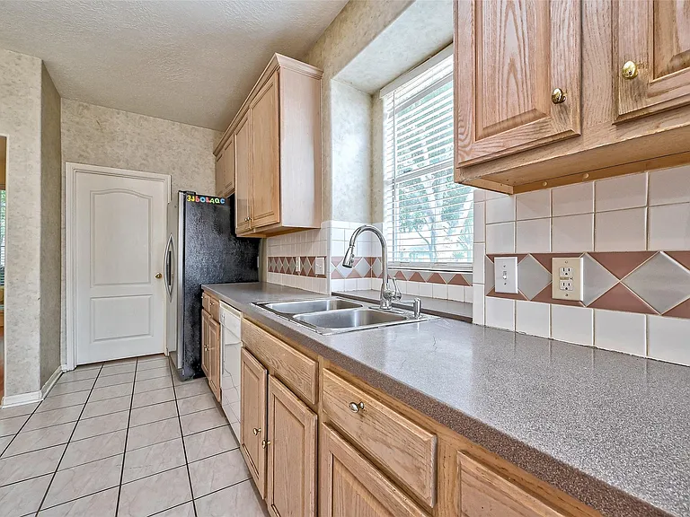 6806 Rhodes Ct — Photo 23
