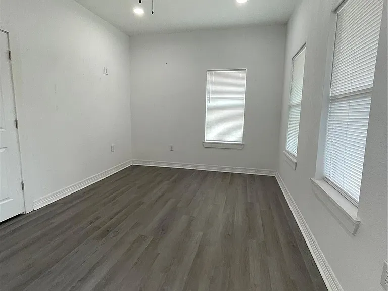 2302 Avenue H #14 — Photo 5