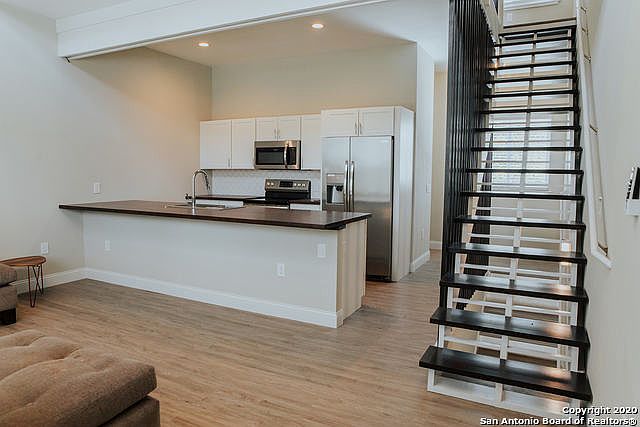 1st image of 225 E Mistletoe Ave