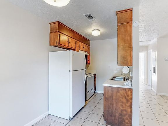 3rd image of 811 Llano Pl