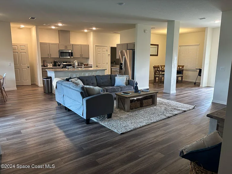 647 Airoso Rd SE — Photo 2