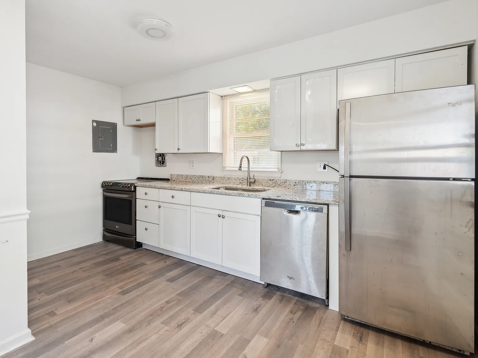 3 bed, 1053 sqft, $1,599 — Photo 2