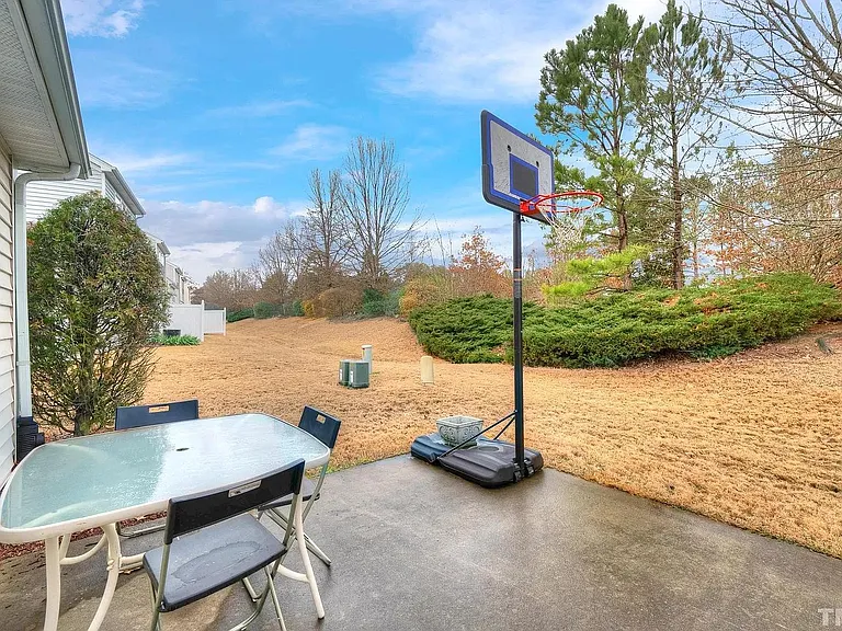 401 Courthouse Dr — Photo 15