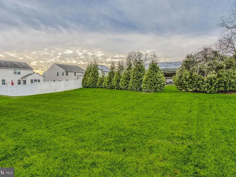728 Falcon Ln — Photo 31