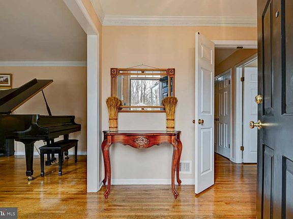 3rd image of 29 Monterey Dr