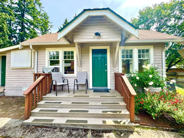 554 N 137th St #A, Seattle, WA 98133