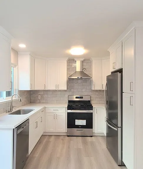 Montrose Apts — Photo 8