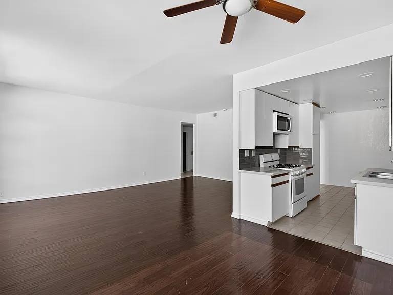 Woodman Ave Apartments — Photo 52