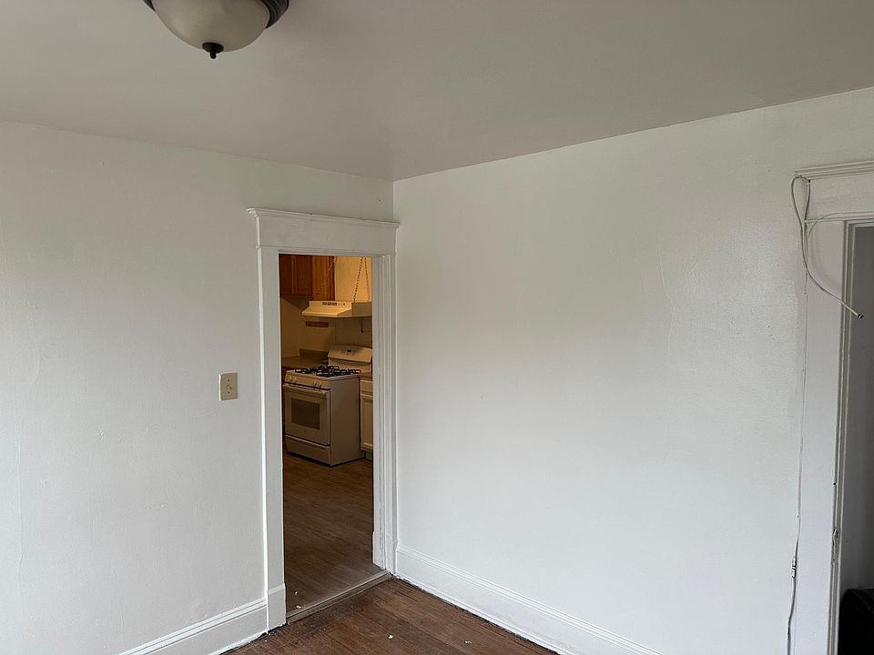 Living Room Pic 2 with door to kitchen