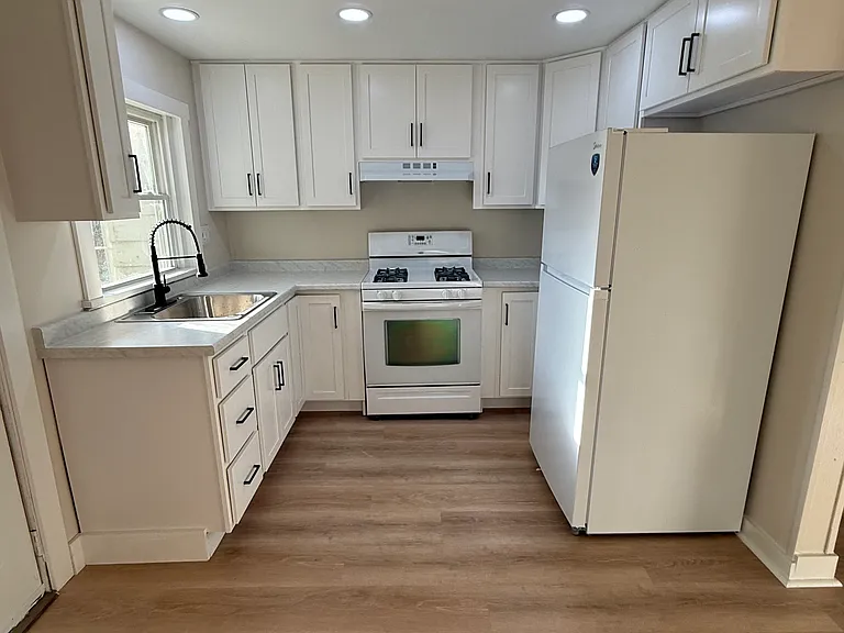 1005 Victoria Ave — Photo 10