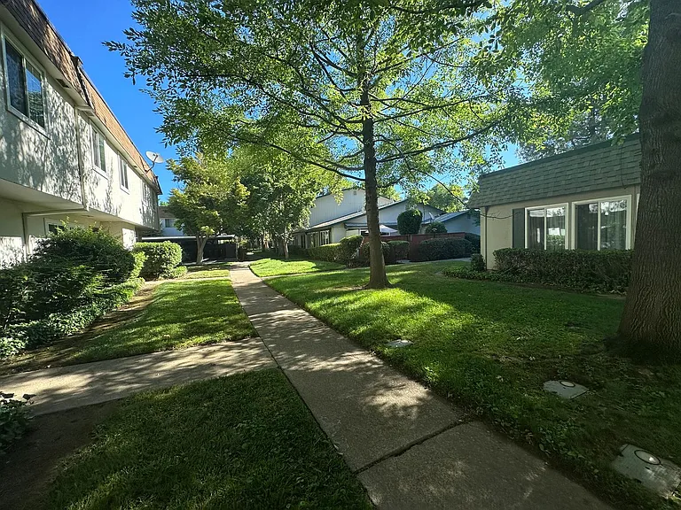 8879 Salmon Falls Dr #C — Photo 2
