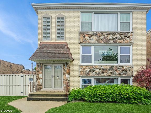 2nd image of 5639 W Montrose Ave